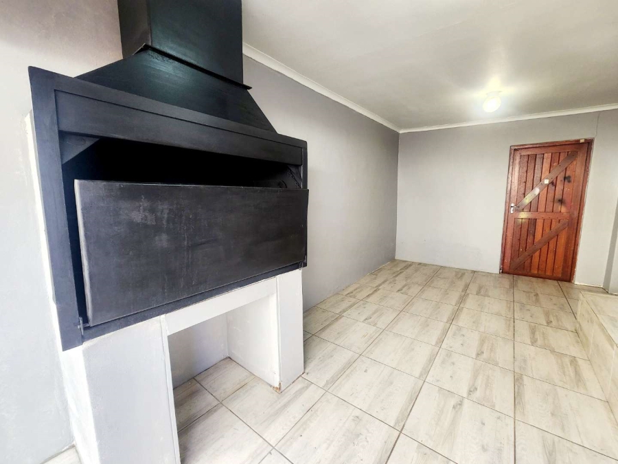 To Let 3 Bedroom Property for Rent in Bothasig Western Cape